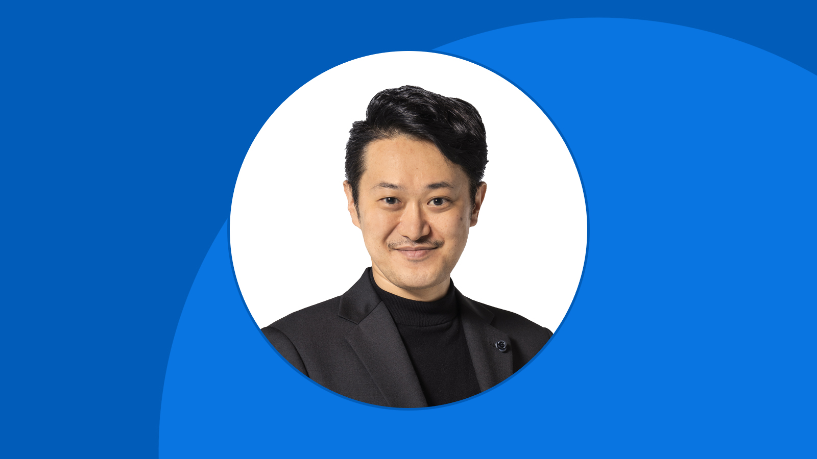 Takumi Masai爆头在蓝色背景前面